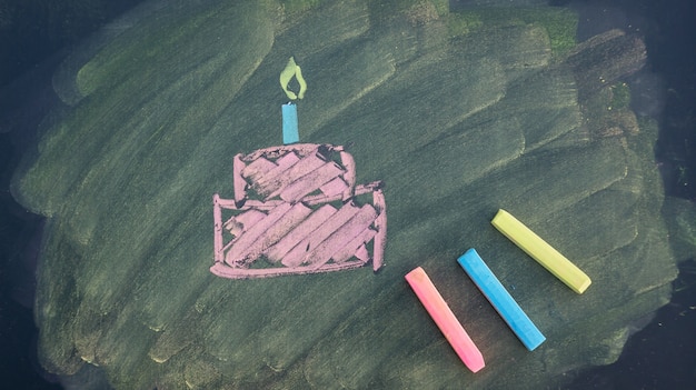 Dessiner une image de gâteau d&#39;anniversaire par des pastels de craie