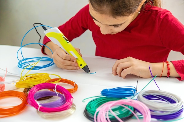 Dessins 3D d'enfants avec un stylo sur la table Mise au point sélective