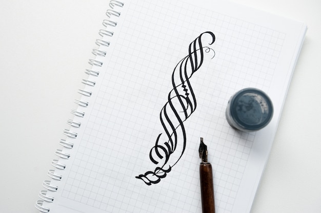 Dessins calligraphiques sur un cahier