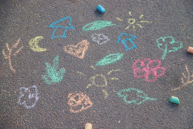 Dessins d'enfants sur l'asphalte à la craie.