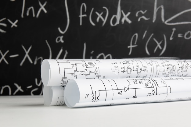 Dessins de génie électrique sur tableau blanc sur tableau noir