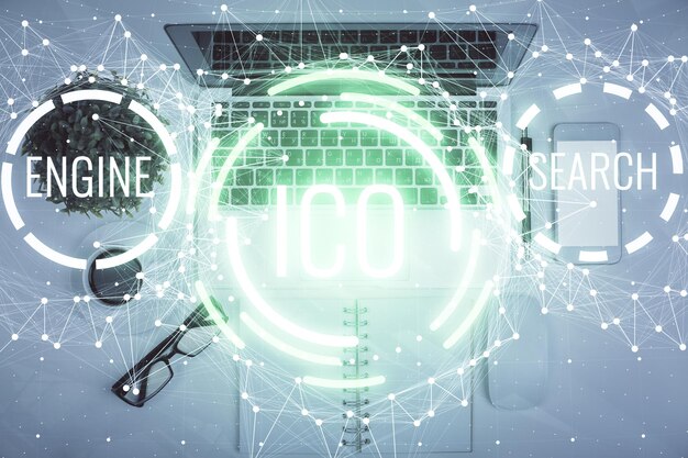 Dessins d'hologrammes de thème Blockchain sur ordinateur sur l'arrière-plan du bureau Vue de dessus Exposition multiple Concept de cryptoéconomie