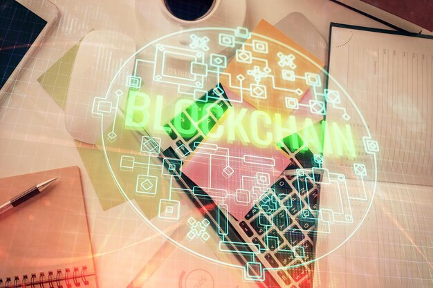 Dessins d'hologrammes sur le thème de la blockchain sur ordinateur sur fond d'écran Vue de dessus Concept d'exposition multiple de cryptoéconomie