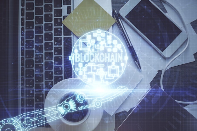 Dessins d'hologrammes sur le thème de la blockchain sur ordinateur sur fond d'écran Vue de dessus Concept d'exposition multiple de cryptoéconomie