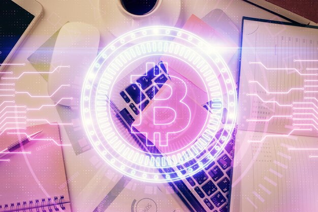Dessins d'hologrammes sur le thème de la blockchain sur ordinateur sur fond d'écran Vue de dessus Concept d'exposition multiple de cryptoéconomie