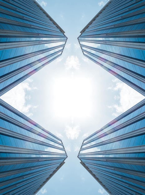 Dessous vue panoramique et en perspective sur le concept d'entreprise de gratte-ciel de gratte-ciel en verre bleu acier de l'architecture industrielle réussie