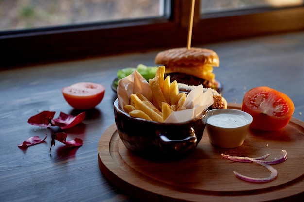 Dessus en bois sur ses frites et BurgerLe concept de la pub et de la restauration rapide