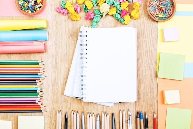 Dessus de bureau en bois avec fournitures colorées