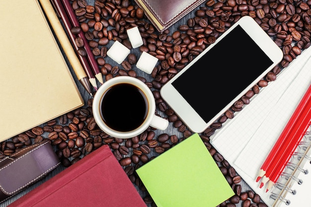 Dessus de bureau en bois avec smartphone et café