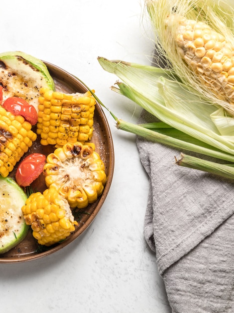 De dessus des légumes grillés sur des plats