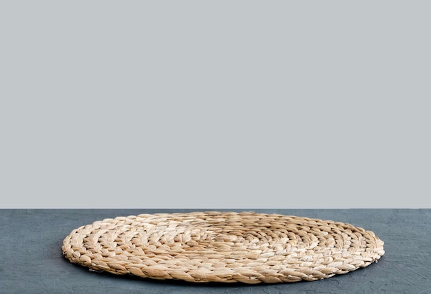 Dessus de table bleu en bois avec serviette et espace libre pour installer le produit ou la mise en page sur fond gris