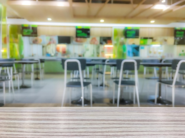 Dessus de table en bois sur l'aire de restauration floue en arrière-plan du centre commercial