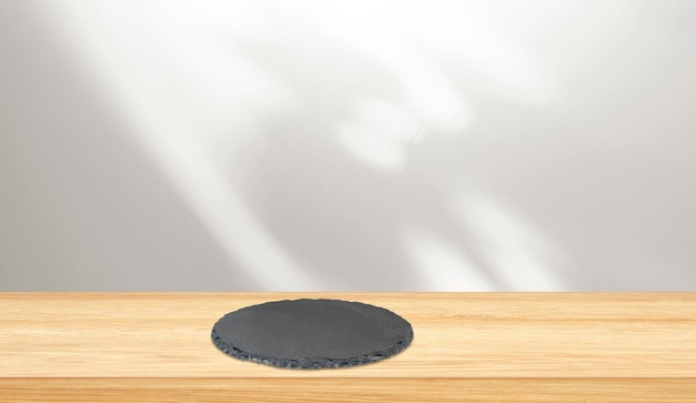 Dessus de table en bois et ardoise noire ronde sur la surface avec espace libre pour les idées de créativité