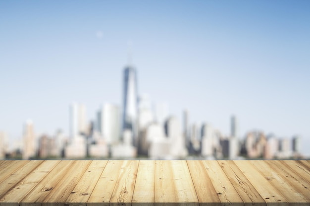 Dessus de table en bois avec une belle ligne d'horizon floue sur la maquette d'arrière-plan