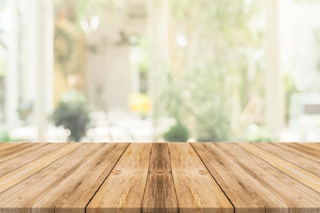 Photo dessus de table en bois clair vide isoler sur fond blanc. laissez de l'espace pour le placement de votre arrière-plan - peut être utilisé pour l'affichage, le montage ou la maquette de vos produits.