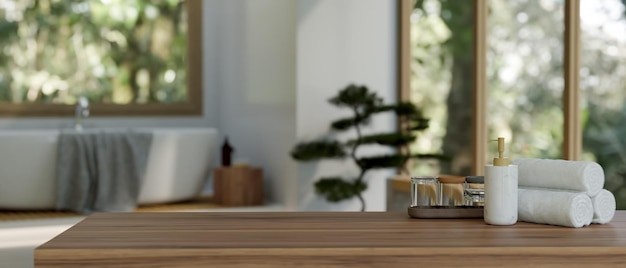 Dessus de table en bois avec espace vide sur salle de bain moderne floue avec baignoire en arrière-plan