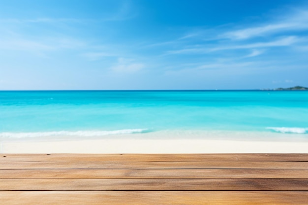 Sur le dessus de la table en bois en face de la plage blanche