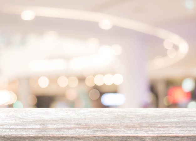 Dessus de table en bois sur flou avec fond de centre commercial bokeh - peut être utilisé pour l&#39;affichage ou le montage de vos produits