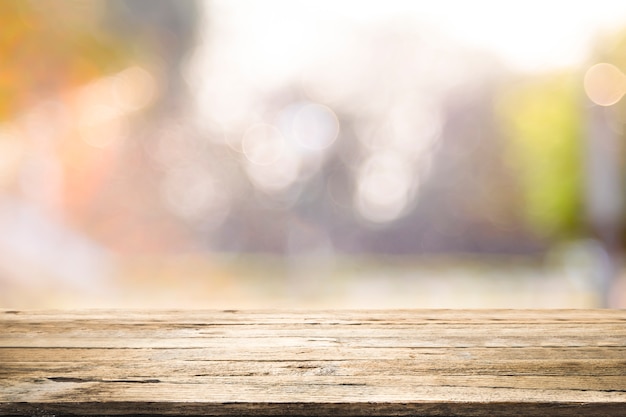 Dessus de table en bois sur fond abstrait de bokeh.