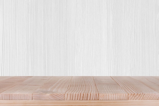 Le dessus de table en bois sur fond de bois blanc peut être utilisé pour le montage ou l'affichage de vos produits