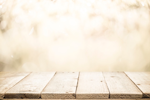 Dessus de table en bois sur fond de bokeh