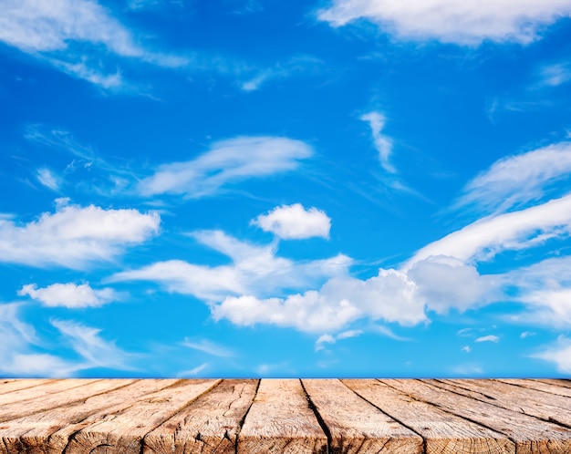 Dessus de table en bois et fond de ciel bleu