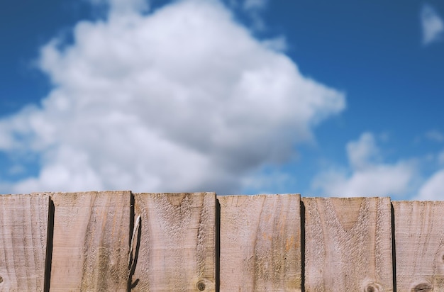 Dessus de table en bois sur fond de ciel