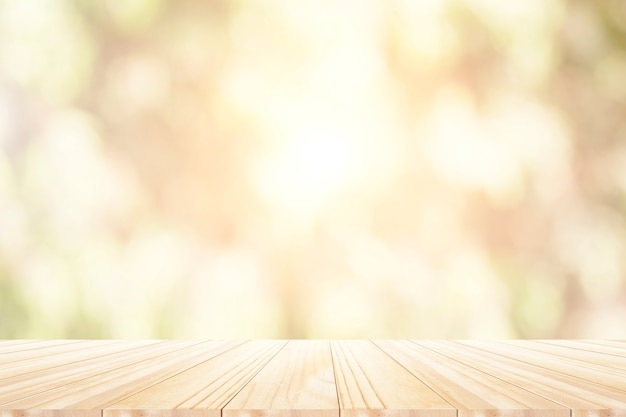 Dessus de table en bois sur fond de cuisine disfocus.