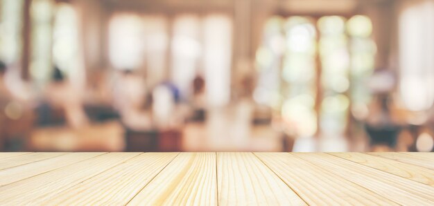 Dessus de table en bois avec fond défocalisé intérieur du restaurant