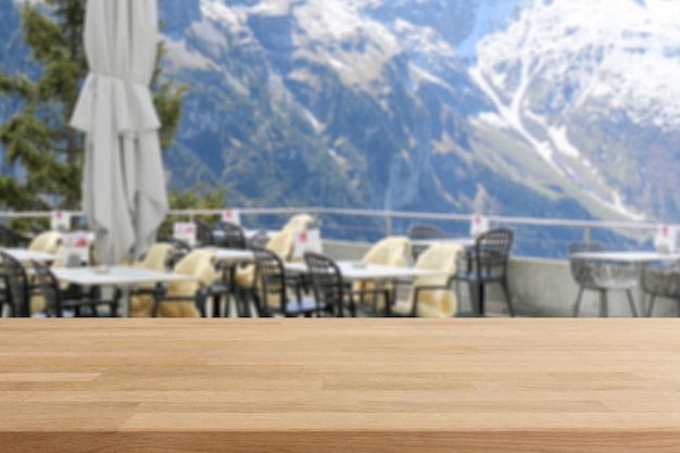 Photo dessus de table en bois et fond extérieur de restaurant floue