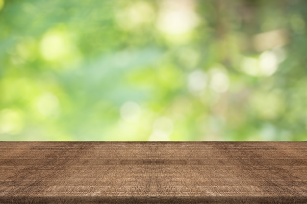 Photo dessus de table en bois sur fond flou vert nature, pour le montage de vos produits