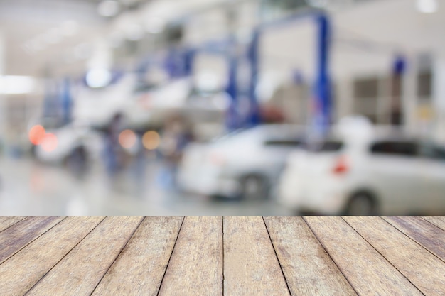 Dessus de table en bois avec fond de garage flou, pour l'affichage des produits ou le montage de vos produits