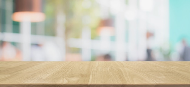 Dessus de table en bois et fond d&#39;intérieur de restaurant floue - peut utilisé pour l&#39;affichage ou le montage de vos produits.