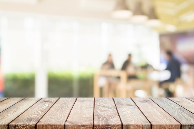 Dessus de table en bois et fond intérieur de restaurant floue