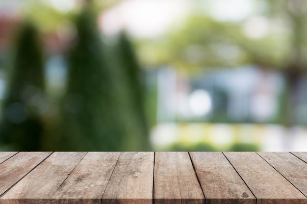 Dessus de table en bois et fond de jardin et arbre floue - peut être utilisé pour l&#39;affichage ou le montage de vos produits.