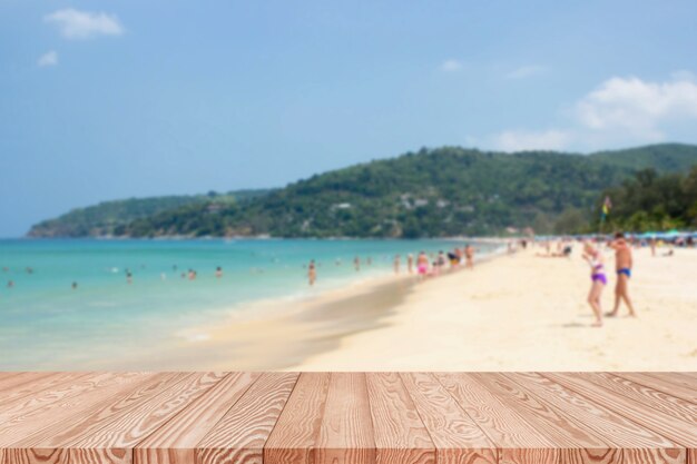 Dessus de table en bois sur fond de mer et plage utilisé pour l&#39;affichage