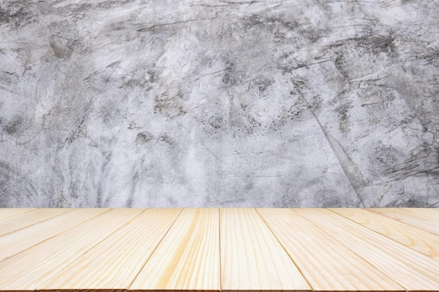 Dessus de table en bois avec fond de mur en ciment