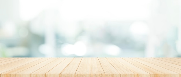 Dessus de table en bois sur avec fond de mur de fenêtre en verre flou.