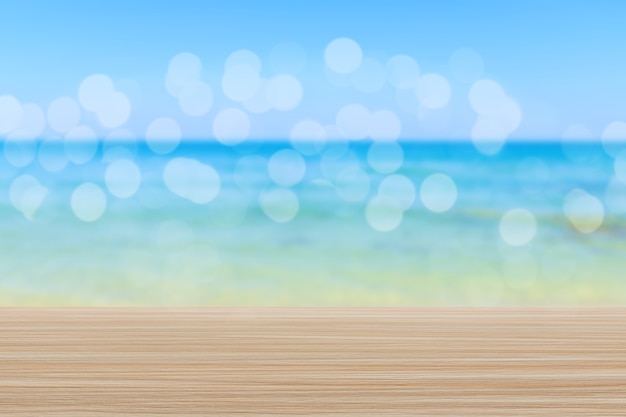 Dessus de table en bois sur fond de plage floue avec bokeh - peut être utilisé pour l'affichage ou le montage de vos produits