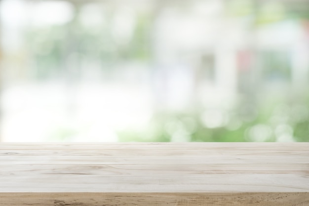 Dessus de table en bois sur fond de verre abstrait blanc