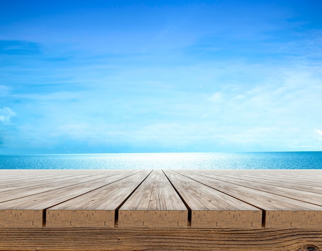 Dessus de table en bois indigo et fond bleu Les produits peuvent être placés ou coupés pour le concept d'affichage plage et été