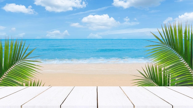 Photo dessus de table en bois et plage d'été floue et fond de ciel