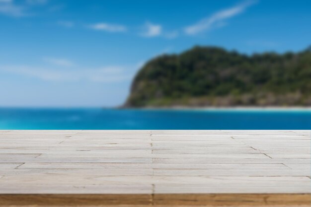 Dessus de table en bois ou revêtement de sol sur le fond de la plage