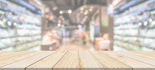 Dessus de table en bois avec supermarché épicerie arrière-plan flou avec lumière bokeh