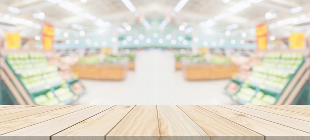 Dessus de table en bois avec supermarché épicerie floue fond défocalisé