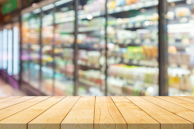 Dessus de table en bois vide avec allée d'épicerie de supermarché et étagères arrière-plan flou