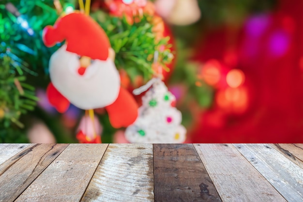 Dessus de table en bois vide avec arbre de Noël flou avec fond clair bokeh