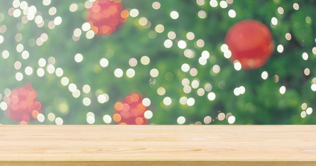 Dessus de table en bois vide avec arbre de Noël