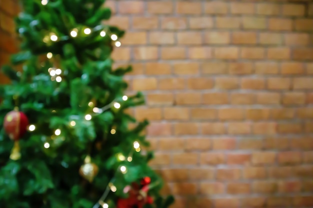 Dessus de table en bois vide avec arbre de Noël