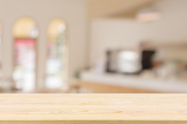 Dessus de table en bois vide avec arrière-plan flou intérieur café restaurant